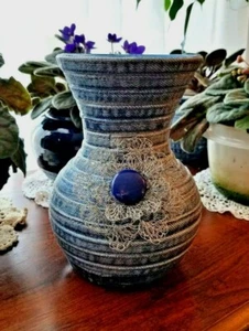 Blue Jean Vase mit Häkeldraht Blume - Western - handgefertigt - 7 1/2" x 5" - Bild 1 von 1