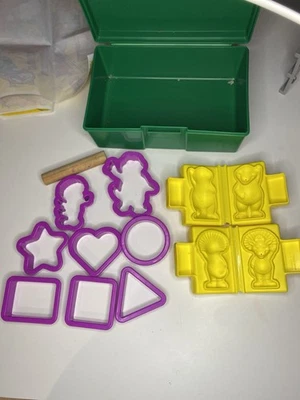 Barney Play-Box Play-Doh Caja con moldes y cortadores de formas 1993 Tonka Corp. Foto 1 de 4