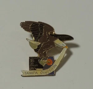 Vintage Anstecknadel USPS Postal Service Eagle Express Mail Tampa Division - Bild 1 von 2