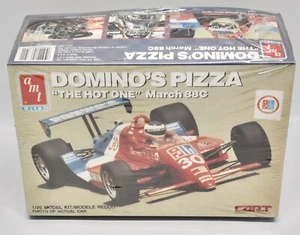 Rennsammlerstück: 1989 Neu im Karton Domino's Pizza März 88C 1/25 Modellbausatz - Bild 1 von 3