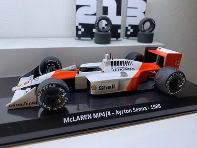 McLaren MP4/4 1988 Ayrton Senna Formula 1 1/24 con teca Marlboro codice a barre - Immagine 1 di 4