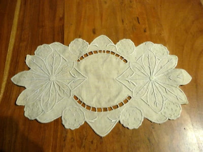 Linge ancien 1 Napperon lin écru   brodé de fleurs   ( ref 33 ) - Photo 1/3