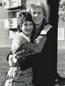 Foto firmada a mano de Paul Nicholas y Jan Francis de 8x6 pulgadas Just Good Friends - Imagen 1 de 1