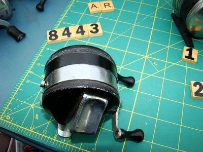 V8443 AR RARE EARLY BLACK ZEBCO 33 SPINNER FISHING REEL - Image 1 of 4