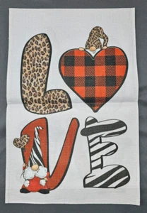 Bandera de jardín Love Valentine's Day: Gnomo con decoración roja de patio de palabras de amor 12 x 18 pulgadas - Imagen 1 de 4