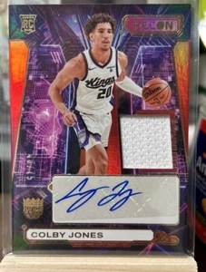 2023-24 Panini Recon - Anfänger Patch Autogramme rot #NPA-CBY Colby Jones/75 (AU, - Bild 1 von 2