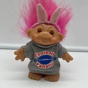 1986 bambola troll DAM capelli rosa occhi arancioni calcio camicia fanatica e orecchie da coniglio - Foto 1 di 7