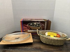 Vintage Glas Backen 1 Quart Kassrole Schale mit Korb Jeannette Korbgeschirr Ofengeschirr Neu - Bild 1 von 10