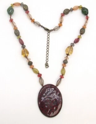 Colar Gargantilha Pingente de Resina Vermelha com Contas de Vidro Multicolorido 16" Bronze Ouro-T - Imagem 1 de 3