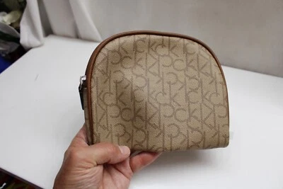 Bolso de Viaje Calvin Klein Monograma CK Marrón Imitación Cuero Cosméticos Maquillaje Cremallera Foto 1 de 4