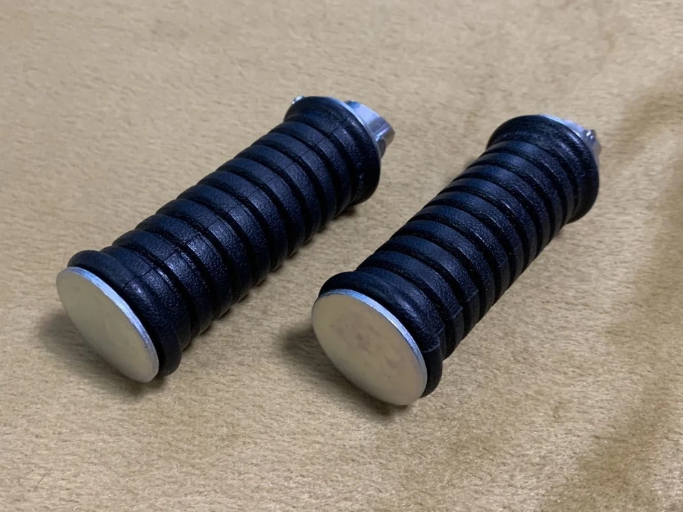 Juego de estriberas traseras izquierda y derecha originales Suzuki RG125 TG125 GP125 TS125 NUEVO DE STOCK Foto 1 de 3