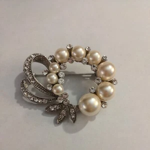 Broche prendedor vintage de perlas sintéticas color plata - Imagen 1 de 6