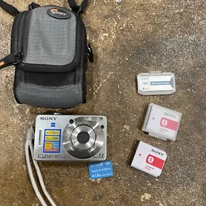 Sony Cyber-shot DSC-W70 Digital Camera 7.2MP 3x Optical Zoom Silver - Tested ✅ - Picture 1 of 8