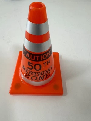 Cono de Tráfico Precaución 50º Cumpleaños Zona Sobre la Colina Fiesta de Cumpleaños Plástico Naranja Foto 1 de 4