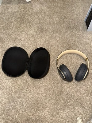 Auriculares inalámbricos Bluetooth Beats by Dr. Dre Studio 3 con cancelación de ruido bronceados Foto 1 de 4