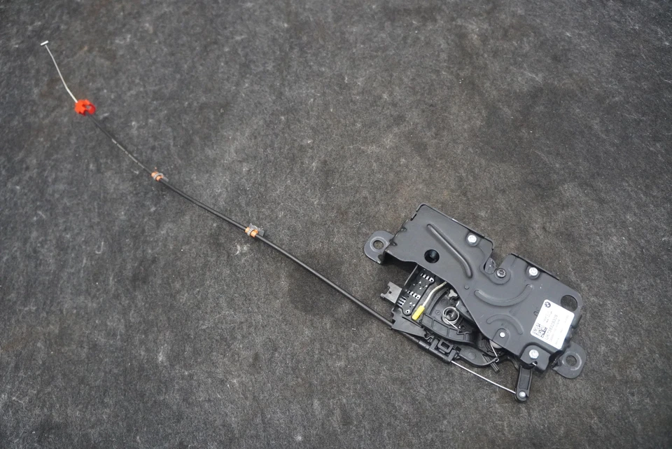 Motor actuador bloqueo cierre tapa maletero trasero 51247383283 BMW M240i 230i G42 2022-23 Foto 1 de 4