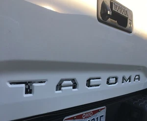 2016-2023 Tacoma inserto portón trasero superposición letras vinilo negro camuflaje digital 3M - Imagen 1 de 2