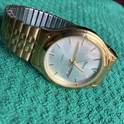 Relógio de pulso masculino Westclox quartzo tom dourado com um toque de diamante e janela de data - Imagem 1 de 4