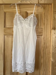 Vintage Vassaret WEISS NYLON STRETCH DURCHSICHTIG SPITZE CUPS VOLLKLEID SLIP 34 DURCHSCHNITTLICH GEBRAUCHT, IN EINWANDFREIEM ZUSTAND - Bild 1 von 5