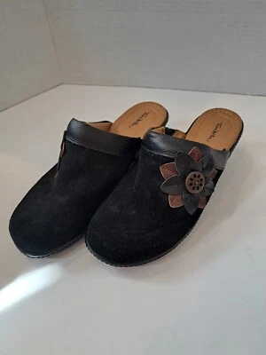 Zueco de cuña Thom McAn Carine negro con acento de flores de cuero para mujer 9W Foto 1 de 4