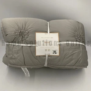 Pottery Barn Teen Ruched Sateen Rosette Quilt Light Gray Full Queen #Z1257 - Picture 1 of 8