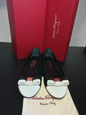 Pisos de ballet Salvatore Ferragamo Varina con arco blanco y negro EU38 US7.5 UK5 Foto 1 de 4