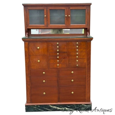 Antiguo gabinete de coleccionista de 22 cajones dental médico caoba mármol y vidrio 1930 Foto 1 de 4
