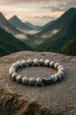 Мужской браслет из серого камня с бисером — узор из натурального мрамора с гематитовым акцентом - Изображение 1 из 4