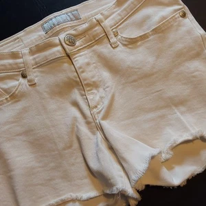 Rock and Republic Womens Hula White Denim Size 6 Shorts Frayed Hem 3" Inseam - Picture 1 of 11