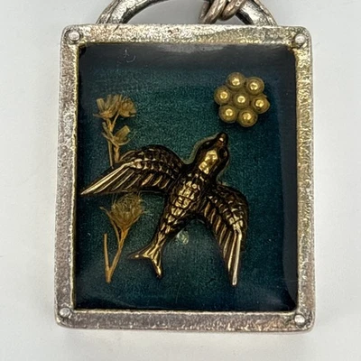 Collar artesanal de hardware clásico pájaro gorrión y flores en caja de sombra enmarcada Foto 1 de 4