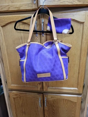 Gran regalo de Navidad. Bolso de hombro de lona púrpura grande nuevo sin etiquetas de Dooney & Bourke Foto 1 de 4