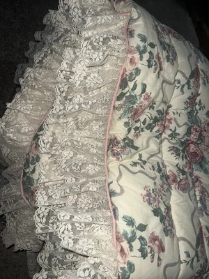VINTAGE CROSCILL Queen Lacey Comforter Floral FLOWERS LACE Good Gently Euc Pre/o - Image 1 of 4