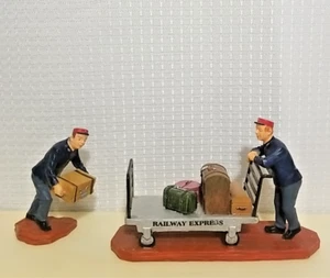 LEMAX Village Figura Tren Manipuladores de Equipaje Carro de Equipaje Porter 2 piezas #12508 Raro - Imagen 1 de 3