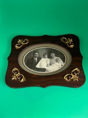 Antigua madera Art Nouveau con accesorio de talla dorada con marco de vidrio. Foto 1 de 3