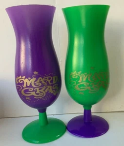 2 NEW ORLEANS MARDI GRAS HURRICANE PLASTIC COCKTAIL GLASSES 8” PURPLE GOLD GREEN - Picture 1 of 5