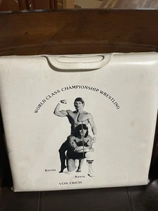 Vintage Wrestling WCCW KERRY DI ERICH & KEVIN VON ERICH SEAT CUSCINI TEXAS - Foto 1 di 5