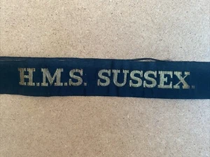 H.M.S. SUSSEX. Original Anfang 40er Jahre Cap Tally mit Messingdrahtschrift und Punkt. - Bild 1 von 3