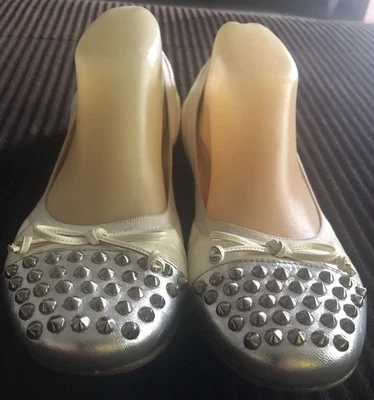 Pisos de ballet MIU MIU tachonados marfil y plata charol talla 40 Foto 1 de 4