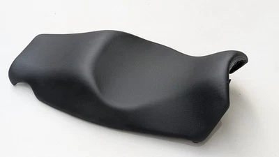 SELA DE ASSENTO GENUÍNA TRIUMPH SPRINT ST 1050 2005 -11 2303118 - Imagem 1 de 4