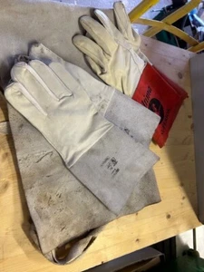Leder Schweißhandschuhe x2 Paar Neu & Lederschürze gebraucht - Bild 1 von 7
