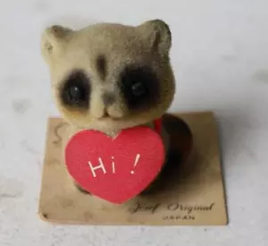 Waschbär Figur beflockt Miniatur Josef Originale auf Karte Hi! Herz süße Figur - Bild 1 von 1