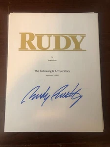 CUBIERTA DE GUIÓN DE PELÍCULA RUDY RUETTIGER ""RUDY"" FIRMADA - Imagen 1 de 1