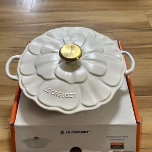 Le Creuset Signature Shallow Casserole Round 26cm Petal Relief Cotton White 2.2L - Picture 1 of 6