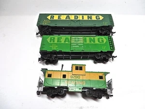 HO Lot of 3 READING Freight Cars, 40 & 50' BoxCars & Full Vision Caboose LowShip - Picture 1 of 10