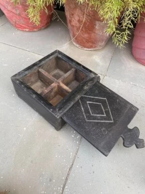 Antigua caja de especias de cocina Bikaner primitiva tallada a mano de madera de 1800 Hatari Foto 1 de 4
