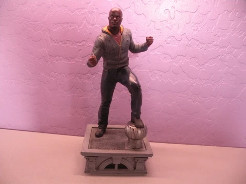 Marvel Gallery Luke Cage Diamond Select Netflix Statue Cover