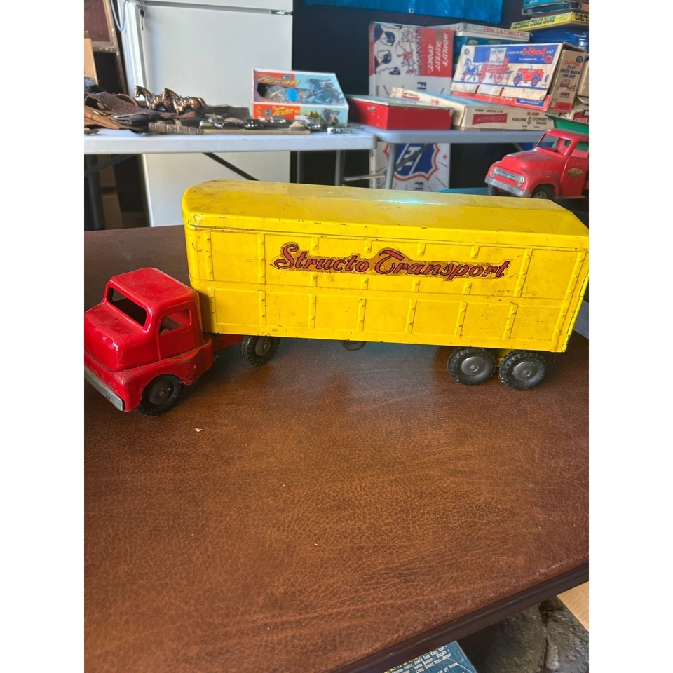Camión de transporte Structo vintage de los años 50 - semi juguete de acero prensado rojo y amarillo Foto 1 de 4
