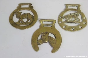 SET DECORI ANTICHI IN OTTONE PER CAVALLI CAMMELLO CANE 3 ORNAMENTI EPOCA 900 - Imagen 1 de 1