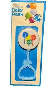 VINTAGE Nursery Needs Baby Sonaglio Giocattolo anni 80 Sanitoy "I LOVE DAD" 0-18 Mo, NUOVO NOS - Foto 1 di 12