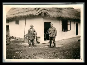 Foto, WK2, Ostfront, dt. Soldat und ukrainischer Bauer, 1941, 5026-1402j - Bild 1 von 2